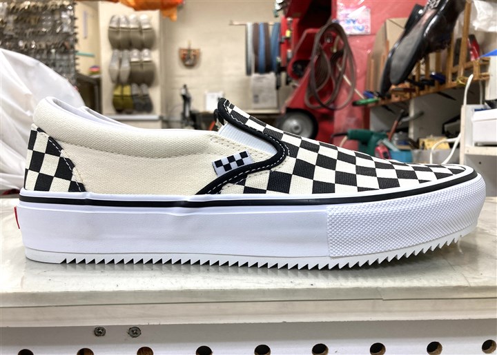 VANSのスニーカー底面をシャークソールで補強、3
