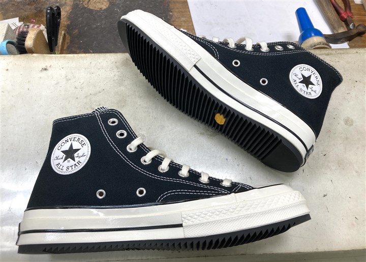 コンバースの底面をシャークソールで補強、1