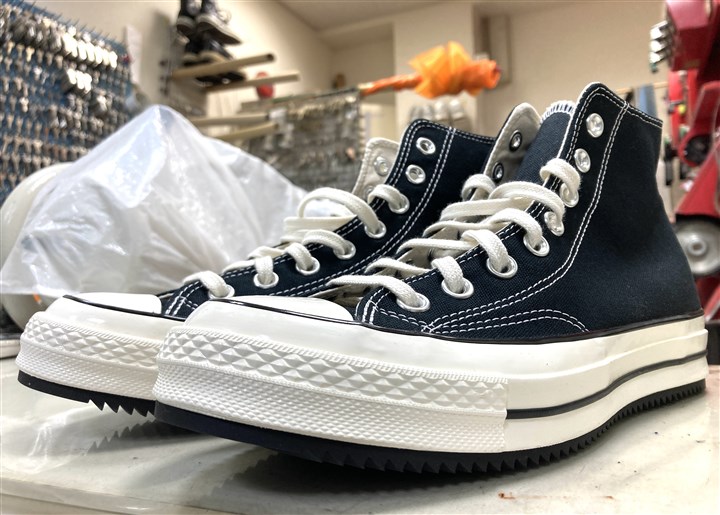 コンバースの底面をシャークソールで補強、3