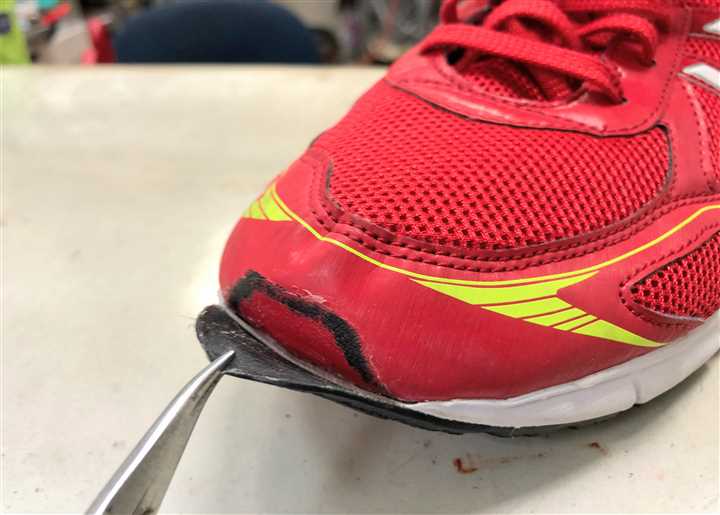 「ソールつま先剥がれ再接着修理事例」スニーカー（ビフォー）