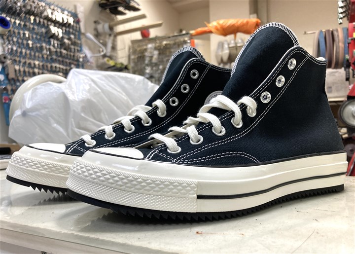 コンバースの底面をビブラムシャークソールで補強、3