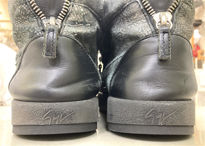 カカトの減りすぎたジュゼッペ・ザノッティのソール補強、1