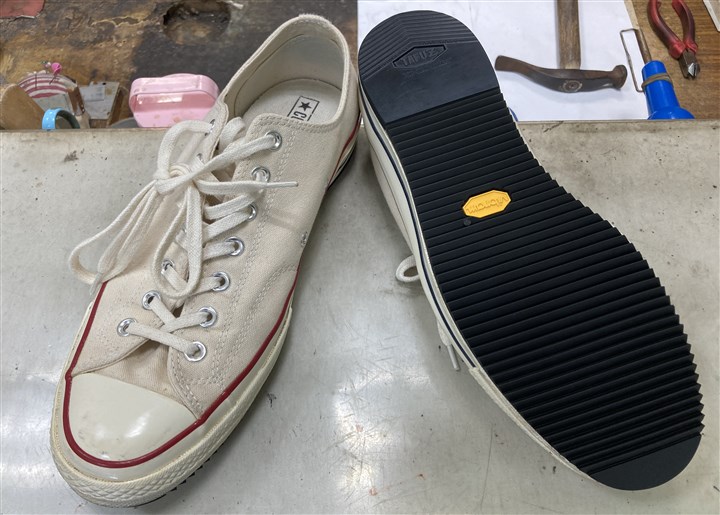 コンバースの底面をシャークソールで補強、1