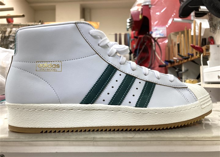 �A�f�B�_�X�̃X�j�[�J�[��ʂ��A���F�V���[�N�\�[���ŕ⋭�A4