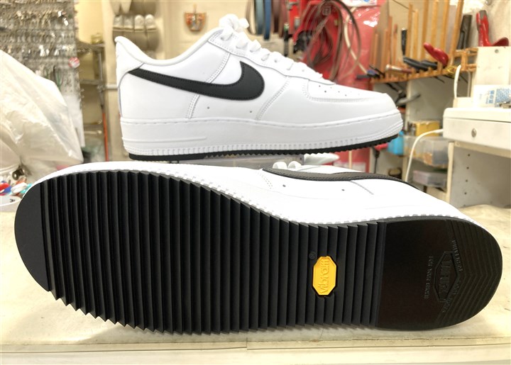 �i�C�L �G�A�t�H�[�X�����~Supreme�̃X�j�[�J�[�\�[���⋭�A1