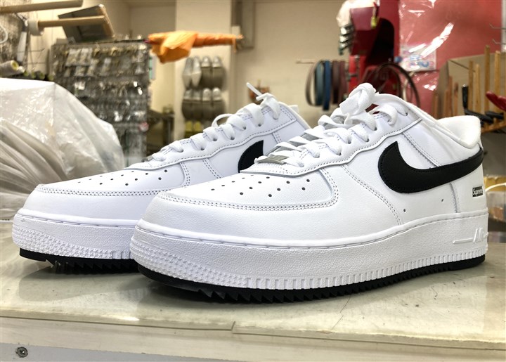 �i�C�L �G�A�t�H�[�X�����~Supreme�̃X�j�[�J�[�\�[���⋭�A4