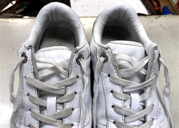 トミーヒルフィガーのスニーカーのカカト破れ修理、1