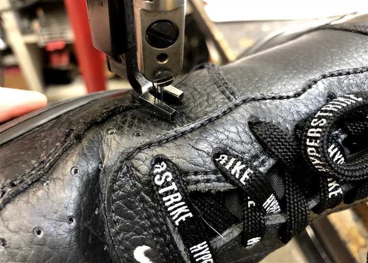 ナイキのスニーカーのホツレ縫直し修理、2