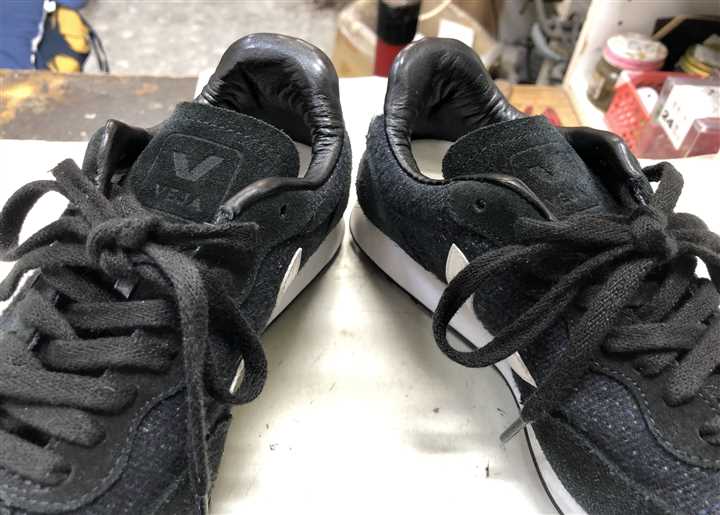 VEJAのスニーカーのカカト内側破れの修理、1