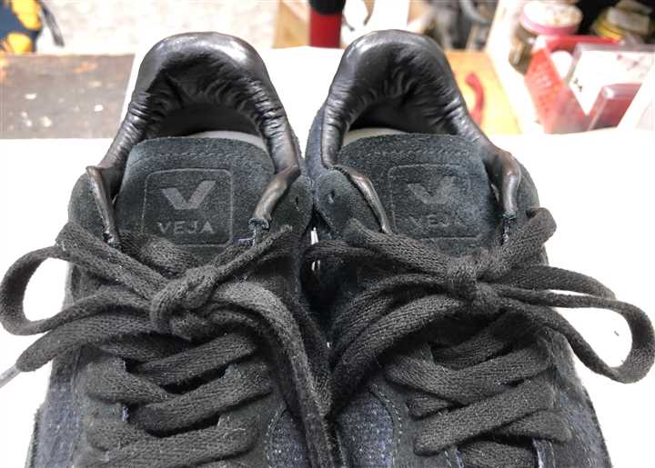 VEJAのスニーカーのカカト内側破れの修理、2
