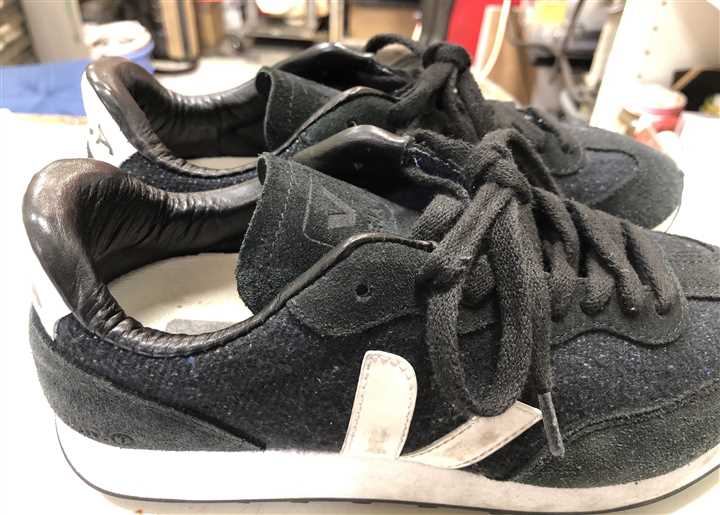 VEJAのスニーカーのカカト内側破れの修理、3