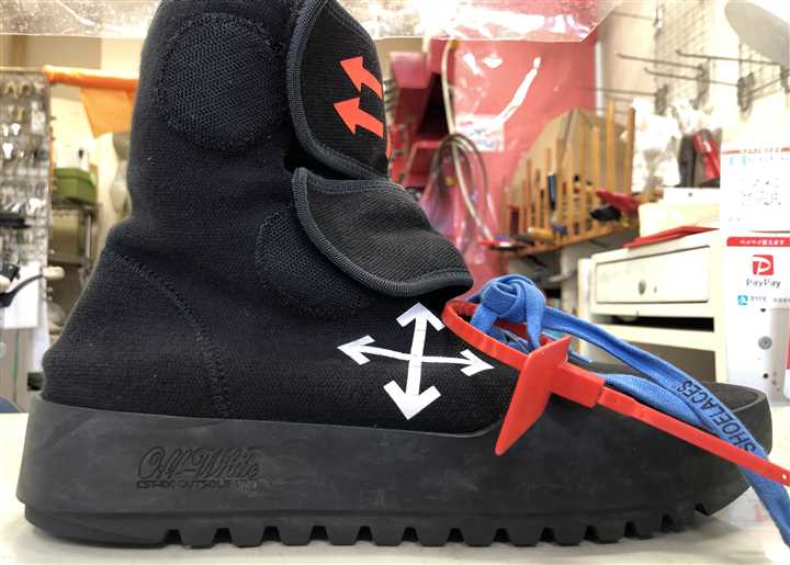 オフホワイトのスニーカーのカカトの修理、5