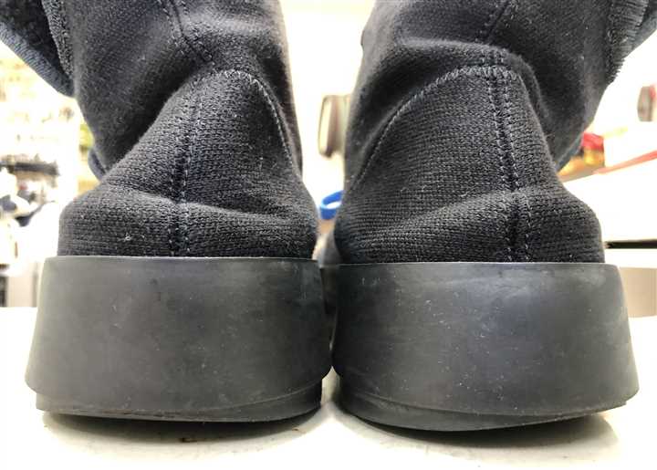 オフホワイトのスニーカーのカカトの修理、2