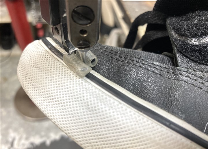 VANSのスニーカーのソール側面の剥がれ防止ステッチ修理、1