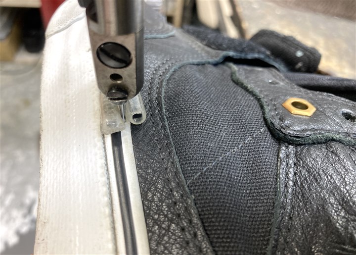 VANSのスニーカーのソール側面の剥がれ防止ステッチ修理、2