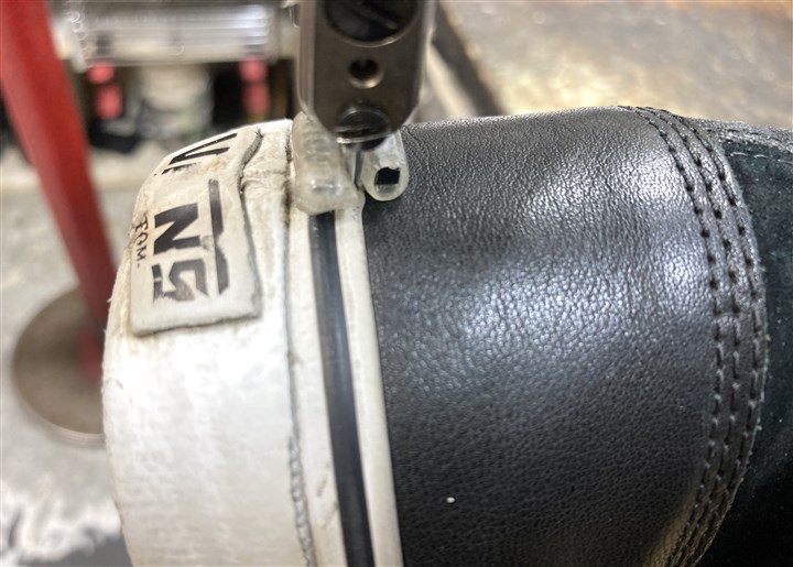 VANSのスニーカーのソール側面の剥がれ防止ステッチ修理、3