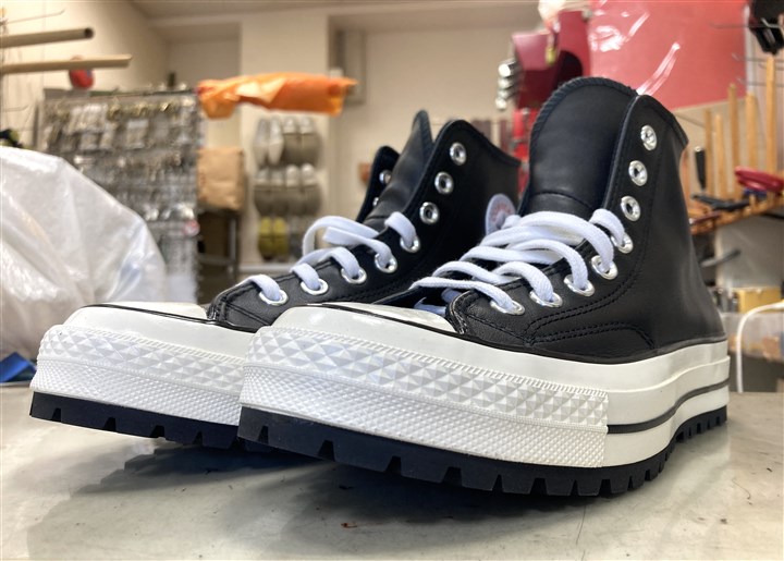 コンバースの底面をタンクソールでソール補強、4