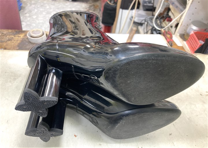 ���C�E���B�g���̃��C���u�[�c�́y�藠���z�̂悤�Ȍ`��̃J�J�g�C���A1