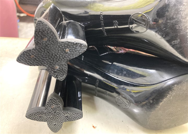 ���C�E���B�g���̃��C���u�[�c�́y�藠���z�̂悤�Ȍ`��̃J�J�g�C���A2