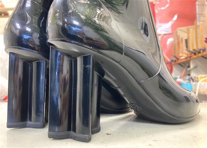 ���C�E���B�g���̃��C���u�[�c�́y�藠���z�̂悤�Ȍ`��̃J�J�g�C���A3