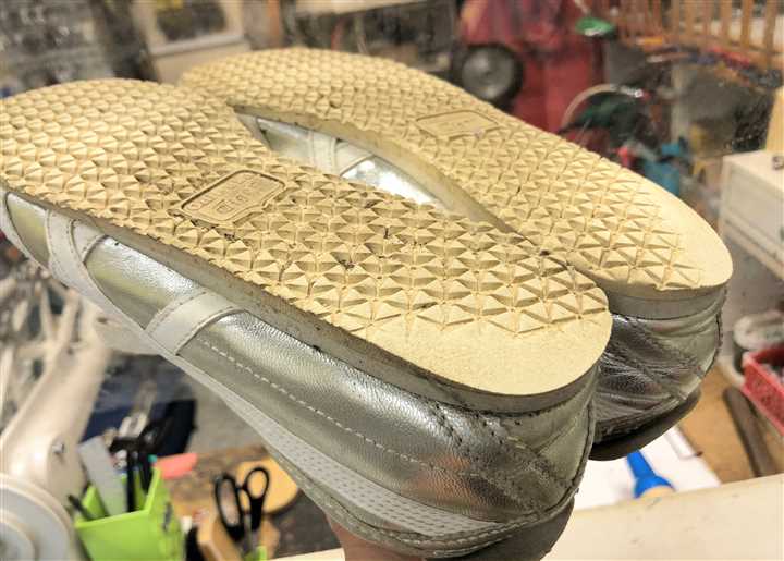 オニツカタイガーのスニーカーのカカト修理、1