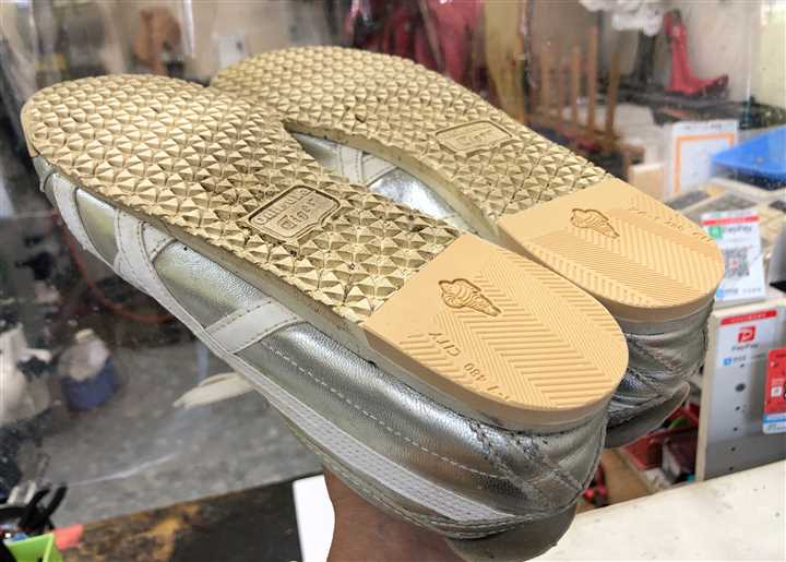 オニツカタイガーのスニーカーのカカト修理、2