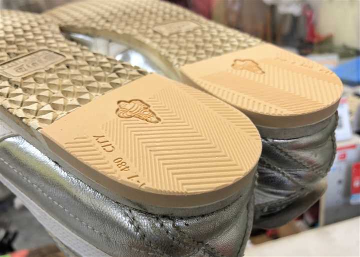 オニツカタイガーのスニーカーのカカト修理、3