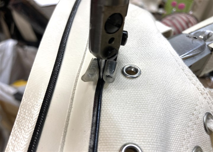 コンバースのソール剥がれ防止のミシンステッチ修理、1