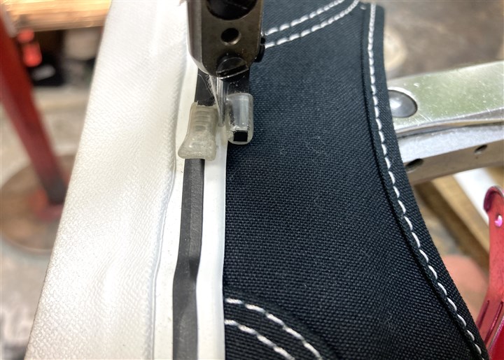 VANSのスニーカーの剥がれ防止ミシンステッチ修理、1