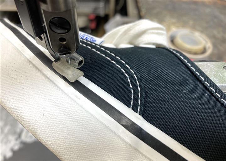 VANSのスニーカーの剥がれ防止ミシンステッチ修理、3