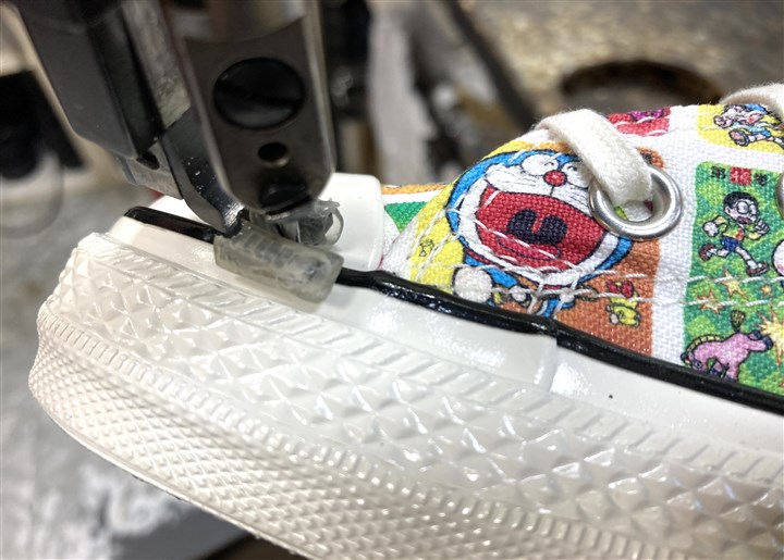 ドラえもんコラボのコンバースのソール側面ステッチ修理、1