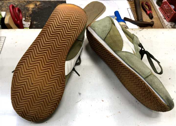 スニーカーの劣化したソール貼替え修理、1