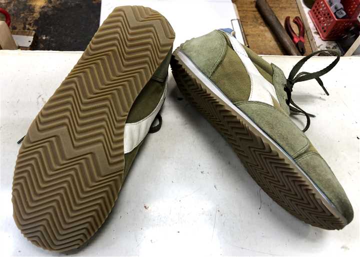 スニーカーの劣化したソール貼替え修理、4