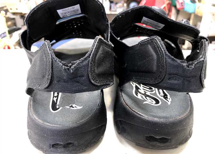 「伸びてしまったバックバンドゴムの交換修理事例」リーボック ポンプフューリー サンダル（ビフォー）