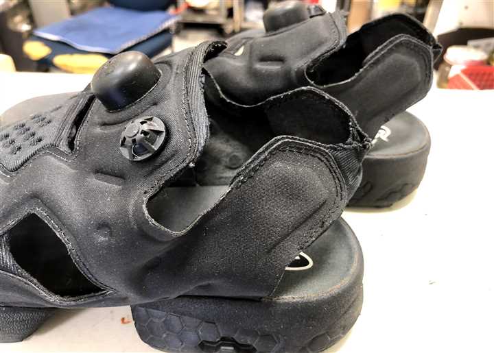 「伸びてしまったバックバンドゴムの交換修理事例」リーボック ポンプフューリー サンダル（ビフォー）