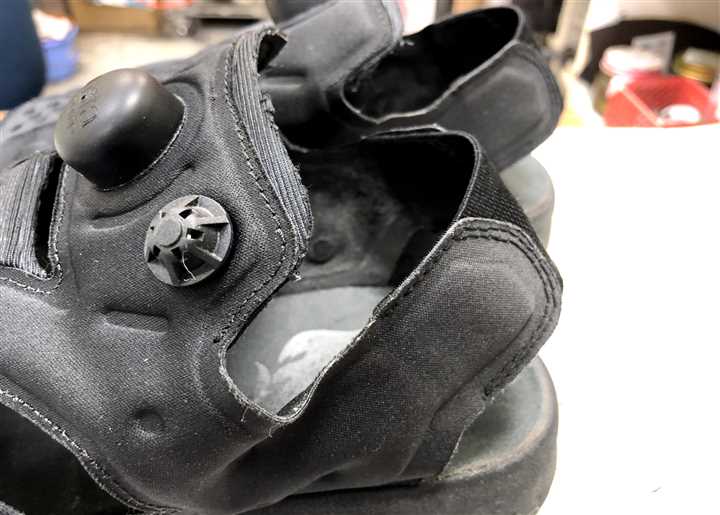 「伸びてしまったバックバンドゴムの交換修理事例」リーボック ポンプフューリー サンダル（アフター）