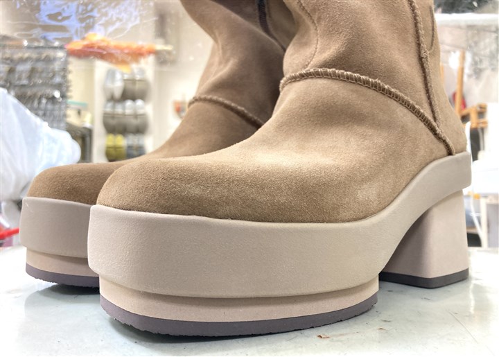 UGG�̌���u�[�c�̌���J�b�g�A3