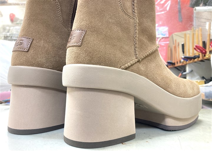 UGG�̌���u�[�c�̌���J�b�g�A4