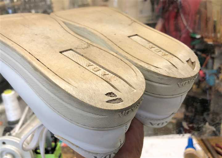 「カカトすり減りの修理事例」プラダスニーカー（ビフォー）