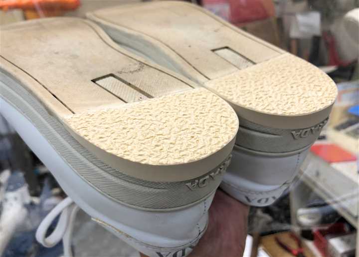 「カカトすり減りの修理事例」プラダスニーカー（アフター）