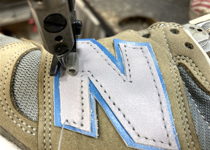 �u�T�C�hN�}�[�N�o�N�򉻂̍�蒼���C���v�j���[�o�����X1300�i�r���o�߁A�D�����j