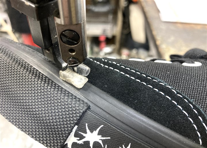 VANSのソール側面の剥がれ予防ステッチ修理、2