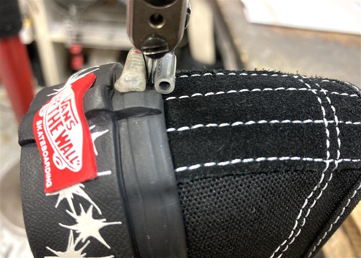 VANSのソール側面の剥がれ予防ステッチ修理、3