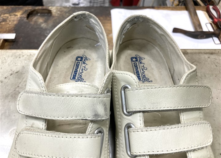 「カカト内側、腰裏部分の破れ修理事例」コンバース ジャックパーセル（ビフォー）