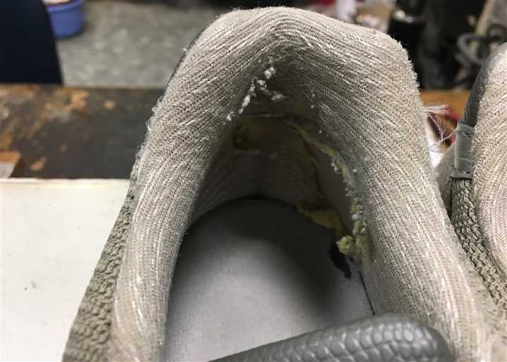 スニーカーのカカト内側の破れは履き方で予防できます、2