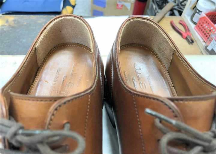 紳士革靴のカカト内側破れの修理、1
