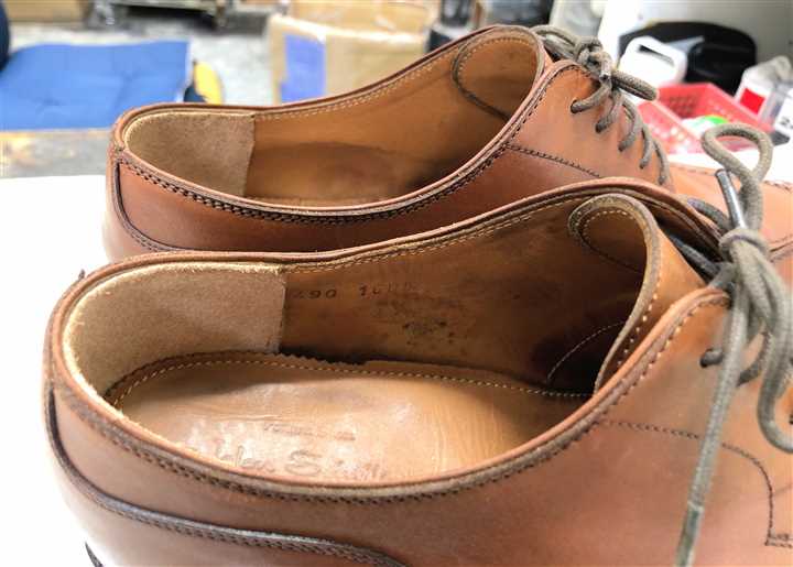 紳士革靴のカカト内側破れの修理、2